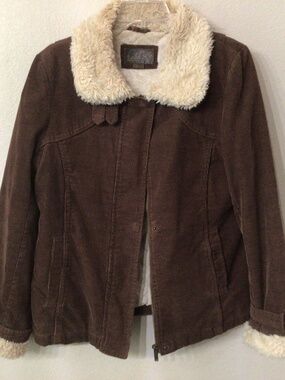 Lee corduroy jacket with a polyester fur. Men’s size L good shape.